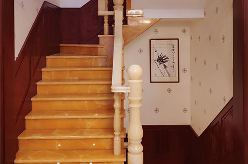石嘴山中式别墅室内汉白玉石楼梯的定制安装装饰效果